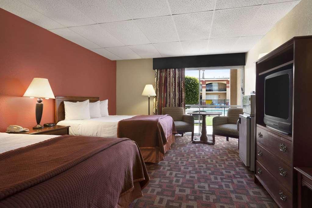 Howard Johnson By Wyndham Oklahoma City Okc Airport, Fairgrounds, I40 Room photo